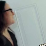 Abby Adams og hendes liderlige far mdes et hemmeligt sted efter at de sneg sig ud af huset.