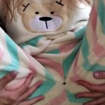 schoolmeisje met kleine tieten in pyjama masturbeert poesje en spuitend orgasme