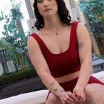 PAWG verschijnt en is bereid om zowat alles met deze BBC te doen om in de rapvideo te komen