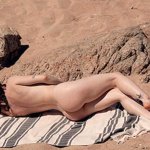 geile studente neukt een vreemdeling op een naaktstrand