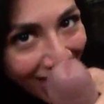 Hete Latina MILF combineert een deepthroat slordige blowjob met melken om haar vriend te plezieren en klaar te komen