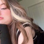 Questa ragazza adolescente sexy si masturba durante una videochiamata