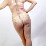 Sexy Curvy Meisje in Beige Lingerie En Transparante Overall Voor Geheel Lichaam in Bergkristallen Die Op Witte Achtergrond in De Stock Foto
