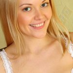 Logan Bella Nude in Fingerhole