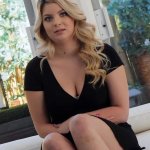 Denne blonde pige vil gre alt for at f rollen herunder at sutte min pik