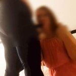 ESPOSA MILF CALIENTE DEJA QUE EL MARIDO CORNUDO MIRE MIENTRAS LA AMANTE LESBIANA SE LA FOLLA DURO