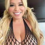 La modella di Instagram con un grande bottino Alva Jay si fa sbattere un grosso cazzo nei suoi buchi