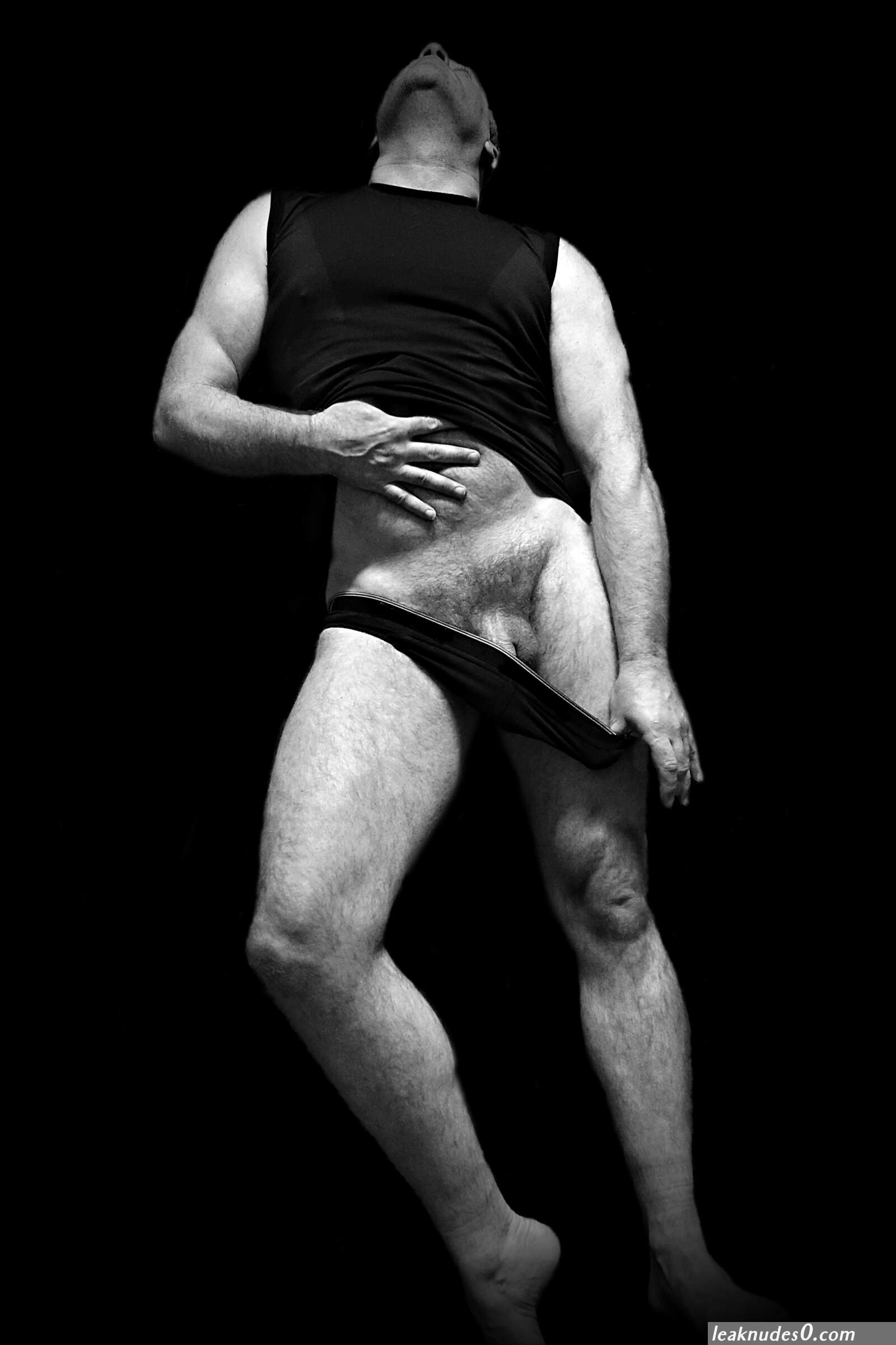 Man performance nude (photos)