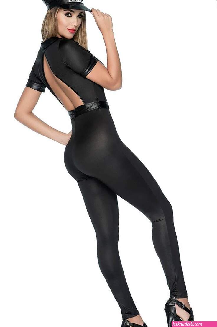 Sexy officer (photos)